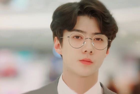 同样是戴眼镜,扛住了肖战,躲过了易烊千玺,却栽在他身上